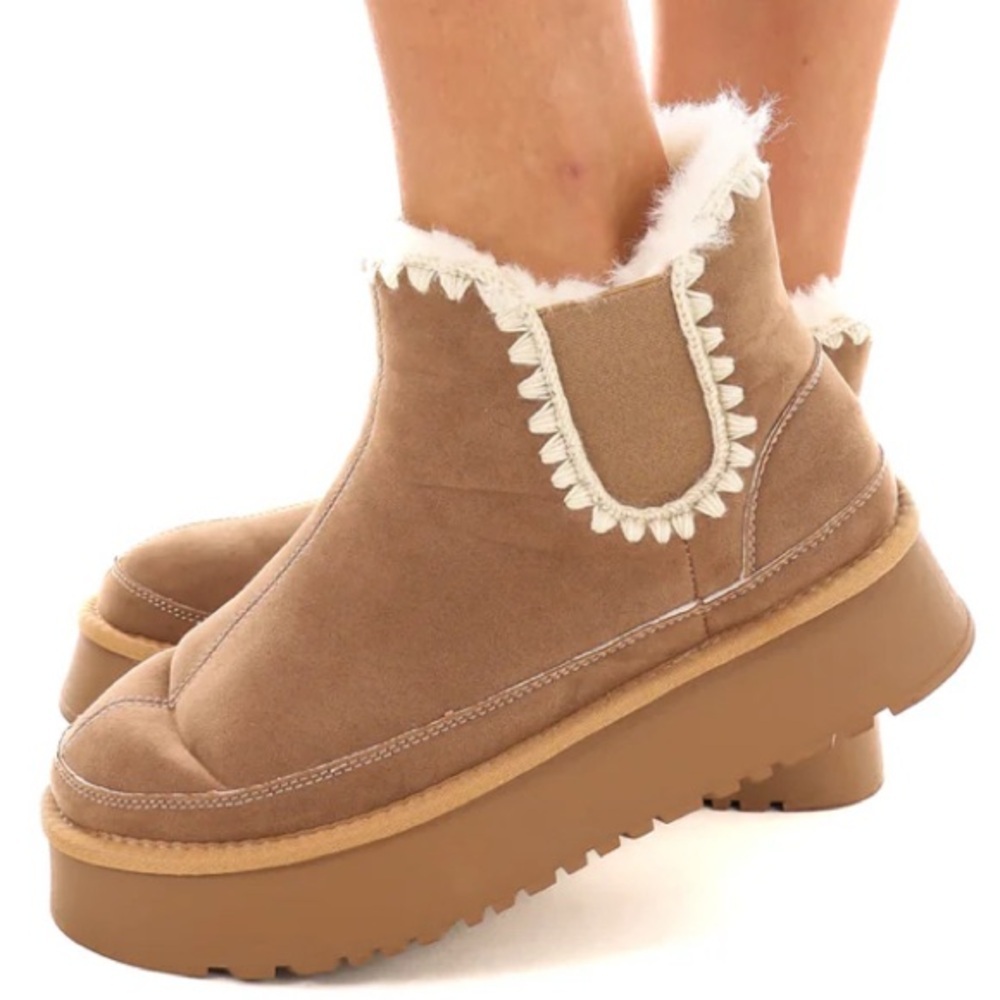 CCOCCI Fur-lined Platform Boot With Crochet Stitching - Picture 4 of 6